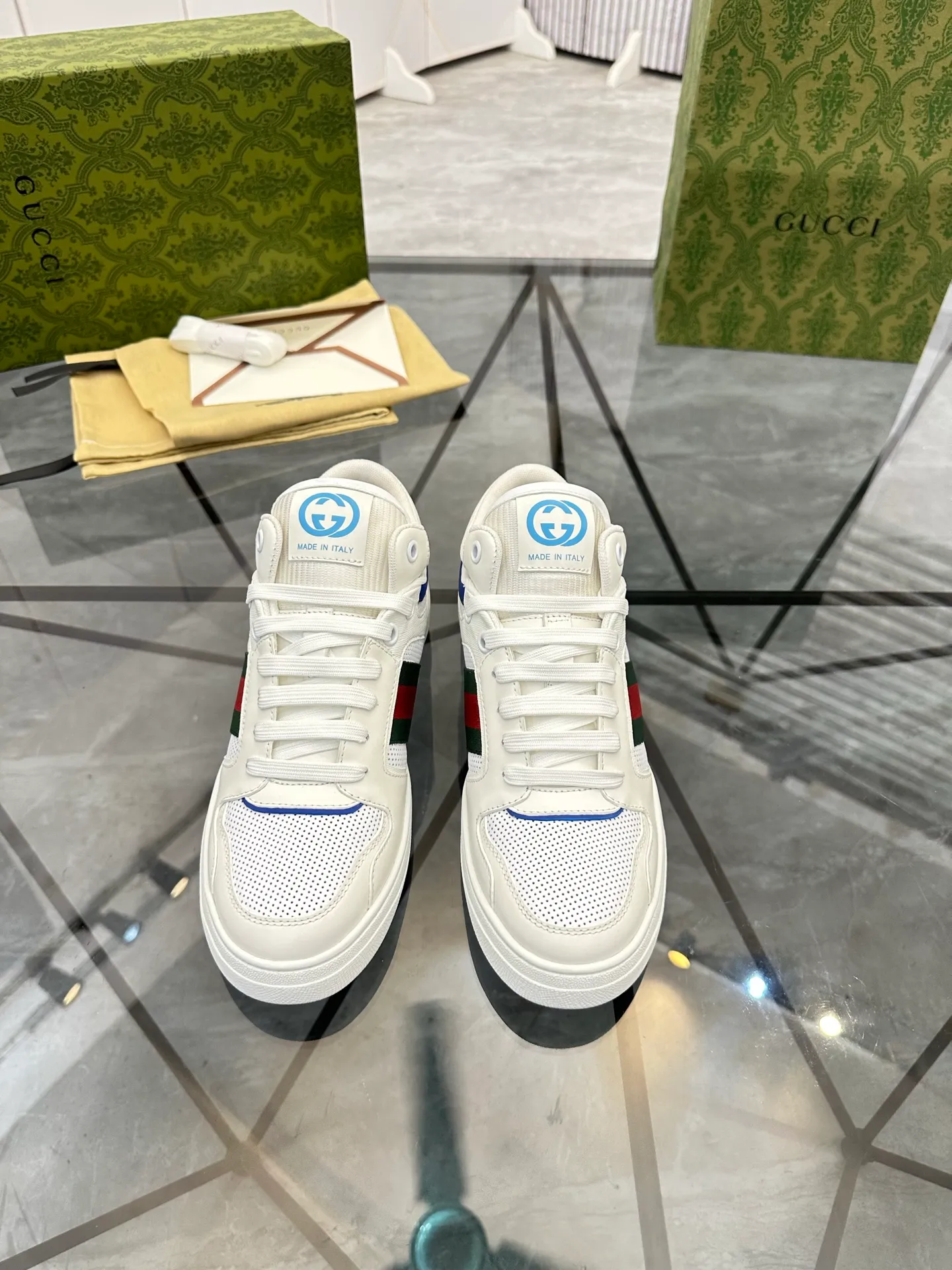 Selling men's shoes 💰: 💰P560¥ Top quality Product trademark: Gucci* "Gucci*" low-top casual shoes Regular size: 38-44 (can be customized to 45.46.) Product material: imported first-layer cowhide leather upper, breathable lining, original outsole. No.: 004